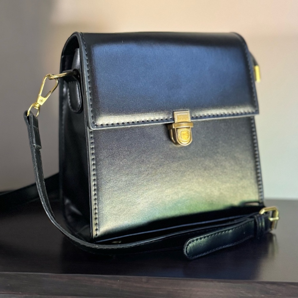 Vintage-Style Square Crossbody Bag in Black with Gold Clasp
